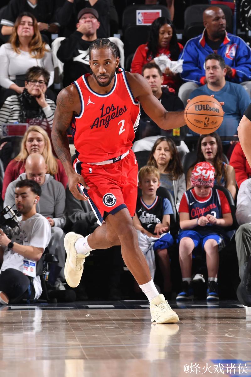 伦纳德全场出战37分钟，18投9中，得到21分4篮板3助攻1抢断